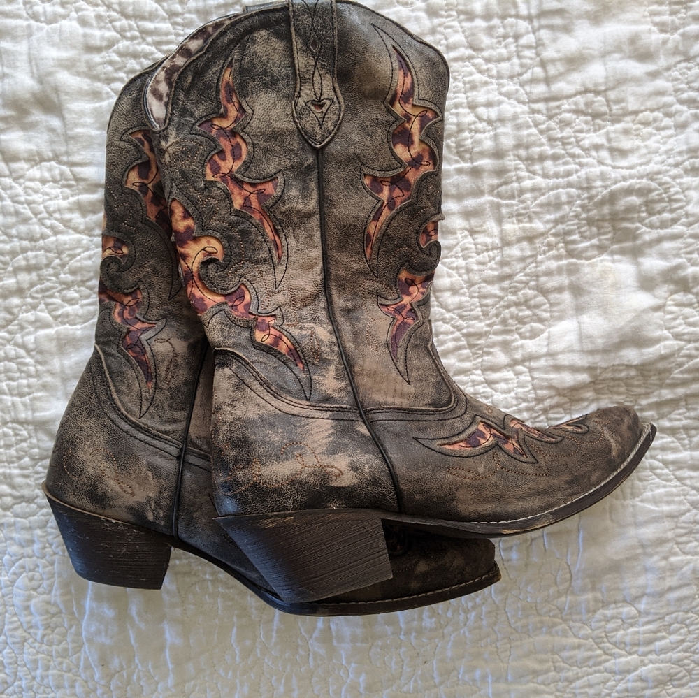Size 9.5 Laredo Women's Sniptoe Leopard Print Boot